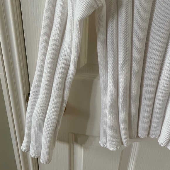 Kinross 🤍 cozy and chic white v-neck sweater, like new condition! Size: M - Picture 2 of 10